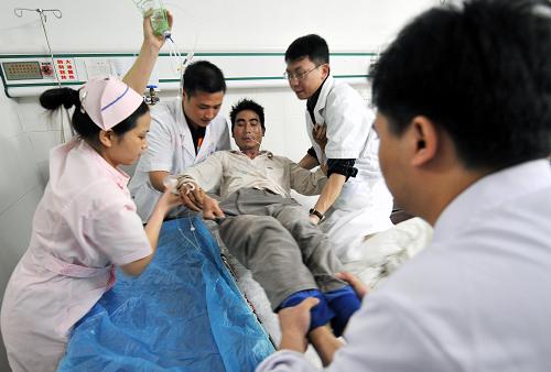 湖南郴州煤矿爆炸事故唯一幸存者转院治疗