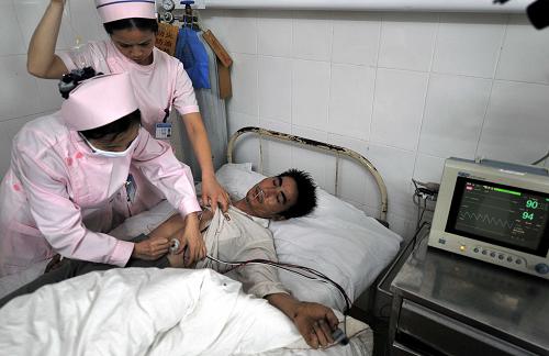 湖南郴州煤矿爆炸事故唯一幸存者转院治疗