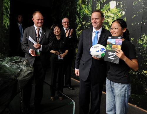 新西兰总理宣传旅游 邀请中国游客体验新西兰