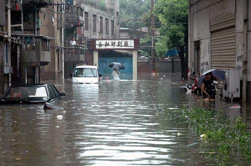 安徽安庆市城区遭遇百年一遇强降雨