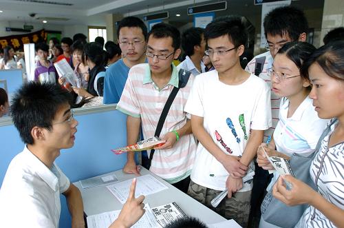 大学生暑假打工：“陷阱”防不胜防 维权困难重重