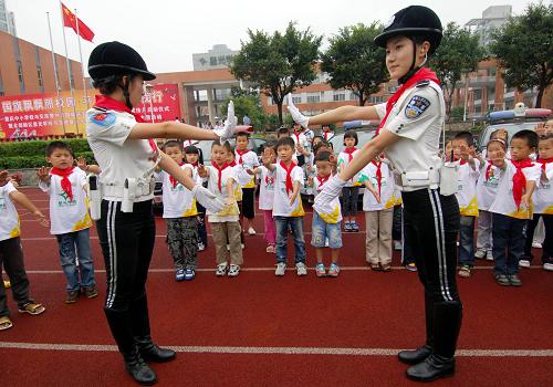 重庆市启动中小学安全文明宣传月活动