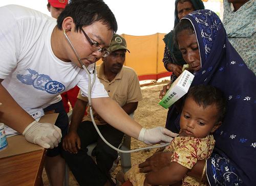 中国医生在巴基斯坦灾区提供流动医疗服务