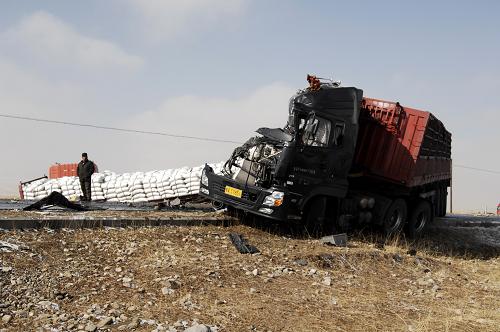 青藏公路国道109黑马河段发生大堵车