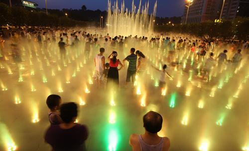 武汉音乐旱式喷泉吸引市民戏水纳凉