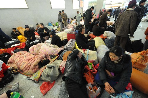数万旅客滞留 南京火车站提供站内休息处