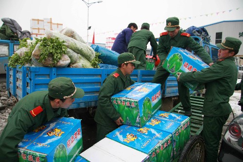 武警官兵为合肥蔬菜批发市场解困