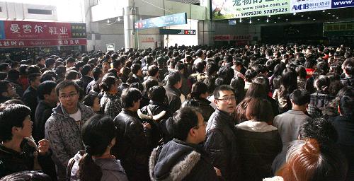 上海地铁一号线莘庄站突发故障 大量乘客滞留