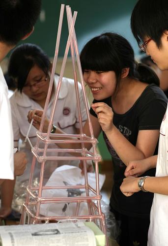    7月14日,小选手们在比赛中用旧吸管制作埃菲尔铁塔模型