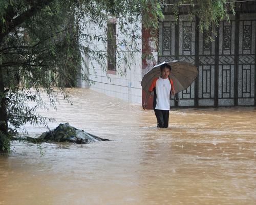 江西鄱阳县田畈街镇遭遇罕见洪灾