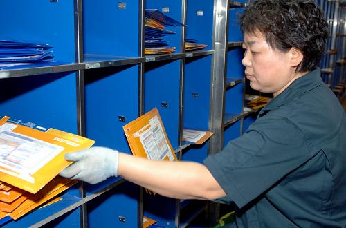 西安邮政开辟高考录取通知书绿色分拣专区