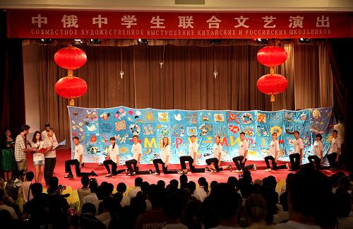 ...学生在交流活动中 当日,俄罗斯中小学生夏令营代表团一行近...