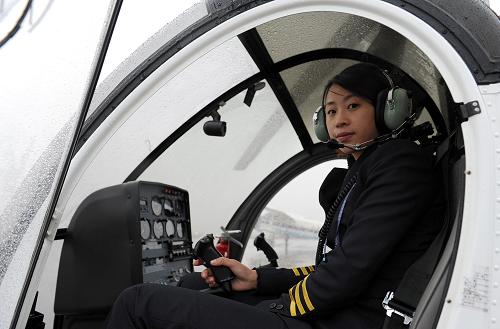 国内民航首批直升机女飞行员上岗