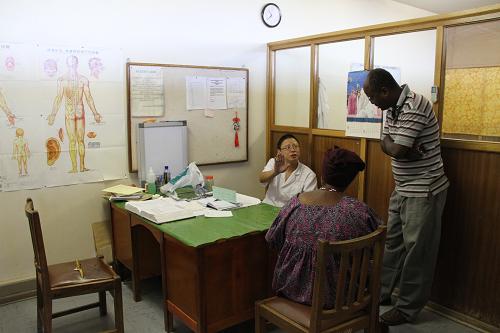 中国援助纳米比亚医疗队用中医疗法为当地患者