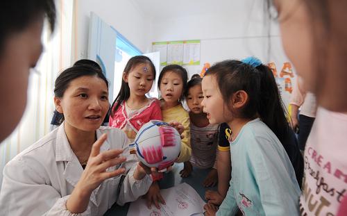 6月4日,湖南省儿童医院眼科专家通过眼球结构