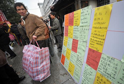 12月16日,一位刚刚到浙江义乌找工作的民工正