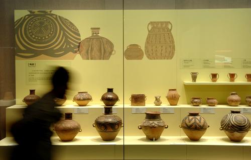 七省区博物馆合办中华文明起源展 6月20日,观众在陕西历史博物馆参观中华文明起源展。 当日,由科技部和陕西省政府主办的“中原文明 华夏之光——中华文明起源展”在陕西历史博物馆开展。此次展览联合7个省区24家文博单位,展出包括山西襄汾陶寺的玉器、彩陶礼器、乐器;甘肃临潭陈旗磨沟出土的青铜器、金丝;陕西高陵杨官寨出土的大型尖底瓶、彩陶器;河南偃师二里头遗址出土的陶礼器等一批重点文物。 新华社记者 李一博 摄 -图片版权归原作者所有 图片版权归原作者所有