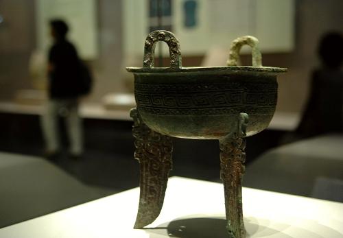 中华文明起源展上展出的河南郑州商城出土的铜鼎(6月20日摄)。 当日,由科技部和陕西省政府主办的“中原文明 华夏之光——中华文明起源展”在陕西历史博物馆开展。此次展览联合7个省区24家文博单位,展出包括山西襄汾陶寺的玉器、彩陶礼器、乐器;甘肃临潭陈旗磨沟出土的青铜器、金丝;陕西高陵杨官寨出土的大型尖底瓶、彩陶器;河南偃师二里头遗址出土的陶礼器等一批重点文物。 新华社记者 李一博 摄 -图片版权归原作者所有 图片版权归原作者所有