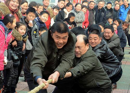 美丽农村 美丽生活 2013年2月20日,河南省宝丰县首届新型农村社区运动会上,一支农村社区代表队在参加拔河比赛。 美丽乡村、美丽生活是每位农村居民的愿望和目标。在新农村建设中,农村人居生活环境不断得到改善,农民的“幸福指数”不断提高,农家书屋、文化站里的人越来越多,唱歌、跳舞、运动会等文体活动越来越普及。更多的农民住上了新房子,更多的百姓过上了新生活。 新华社记者王颂摄