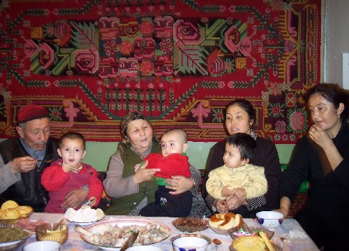 2004年1月3日,阿尼帕和丈夫阿比包与孩子们在