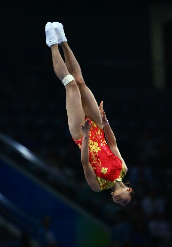 中国选手何雯娜获得奥运会体操女子蹦床比赛金
