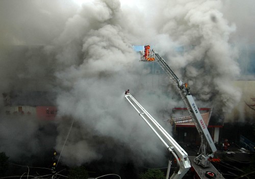浙江温州温富大厦发生特大火灾 已造成21人死