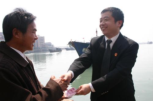 3月17日,黄岐法庭法官向农民工发放被拖欠的工资款。2008年8月以来,福建省连江县黄岐法庭先后受理了49起因船主逃匿拖欠农民工工资、货款系列案件,涉及当事人200多名。为保护农民工及相关当事人合法权益,法庭提前介入,耐心调解,促使各方当事人达成和解协议,并通过变卖船只等方式优先偿付了农民工工资,妥善化解社会矛盾。