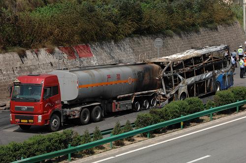 陕西延安发生一起特大交通事故 共造成36人死