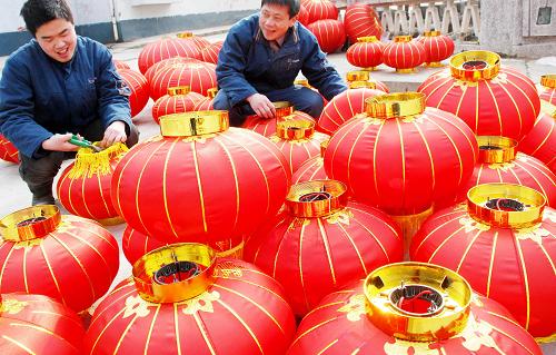1月30日,江西德兴市泗洲镇村民在组装红灯笼.新华社发(卓忠伟 摄)