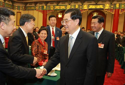 3月4日,中共中央总书记、国家主席、中央军委主席胡锦涛看望出席全国政协十一届四次会议农工民主党、九三学社界委员并参加联组讨论。中共中央政治局常委、全国政协主席贾庆林参加了看望和讨论。新华社记者 鞠鹏 摄