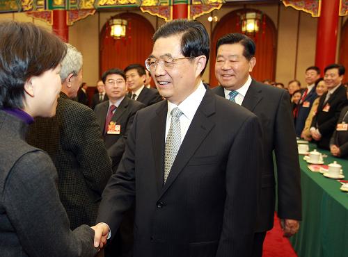 3月4日,中共中央总书记、国家主席、中央军委主席胡锦涛看望出席全国政协十一届四次会议农工民主党、九三学社界委员并参加联组讨论。中共中央政治局常委、全国政协主席贾庆林参加了看望和讨论。新华社记者 鞠鹏 摄