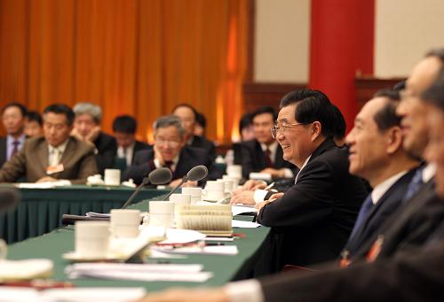 3月4日,中共中央总书记、国家主席、中央军委主席胡锦涛看望出席全国政协十一届四次会议农工民主党、九三学社界委员并参加联组讨论。中共中央政治局常委、全国政协主席贾庆林参加了看望和讨论。新华社记者 鞠鹏 摄