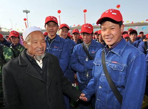 宁夏西吉县将台乡明星村回族老人马彦福(左)送儿子到石嘴山市惠农区