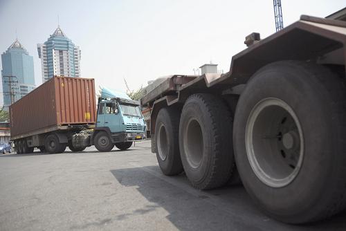 上海市调整集装箱道路运输业部分收费项目