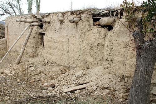 新疆伊宁巩留6级地震造成多处房屋倒塌山体滑