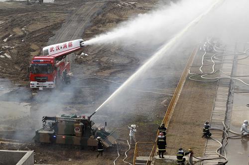 湖北消防举行大型石油化工火灾事故救援演练