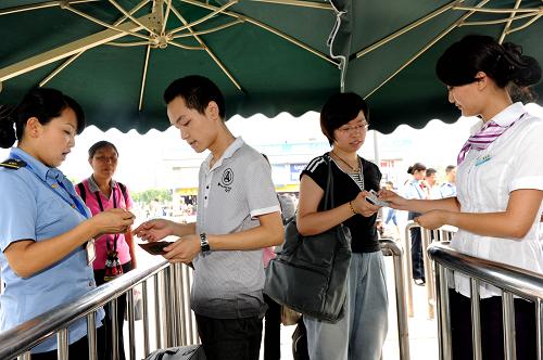 重庆暑运加强旅客实名制购票验证