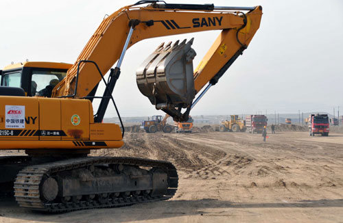 新疆首条沙漠高速公路开工建设