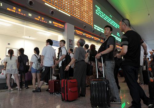 上海/7月24日，乘客在上海虹桥站办理退票手续。