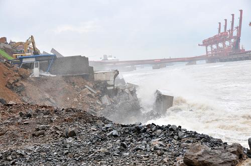 大连福佳大化防波堤坝共有两段垮塌 海水暂时