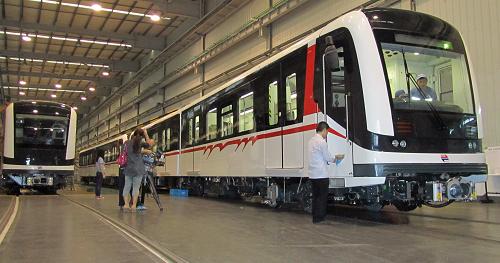 中国第一列出口欧洲的高技术轻轨列车下线