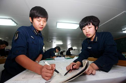 中国海军首批水面舰艇初级指挥专业女学员完成