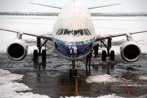 太原机场因大雪暂时关停