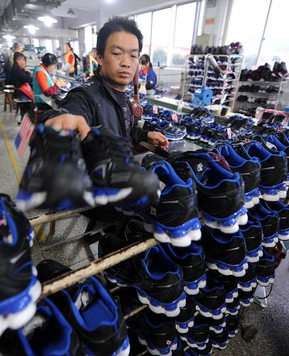 12月1日,浙江温岭市大溪镇一家鞋厂的工人正在