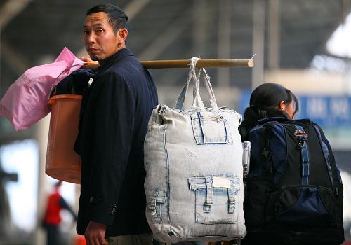背起回家的行囊