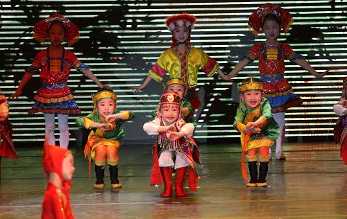 4月13日,北京东城辖区蓝天幼儿园的孩子在表演