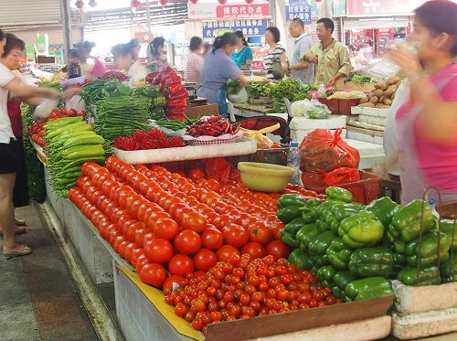 六组菜市场。据了解,5月5日的西红柿零售价高