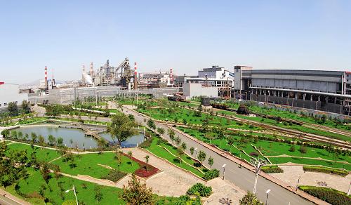 这是河北钢铁集团邯钢厂区中心花园(2012年5月26日摄.新华社发
