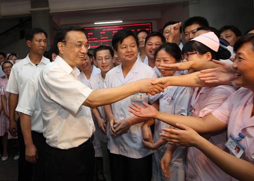 这是7月14日,李克强来到红安县人民医院,与医
