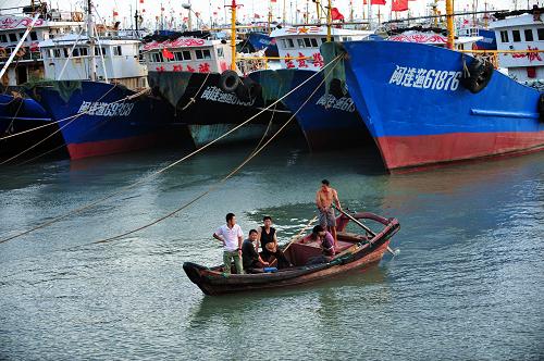 福建:台风逼近 船进港人上岸